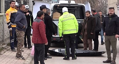 Yaşlı adam pikabın altında can verdi