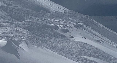 Yol açmaya çalışan ekibin önüne çığ düştü