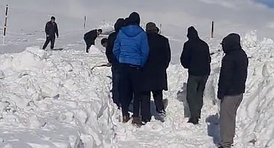 Yol kapanınca vatandaşlar küreklere sarıldı