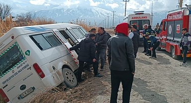 Yolcu minibüsü tahliye kanalına düştü