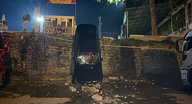 Yolu şaşırınca istinat duvarından aşağı düştü