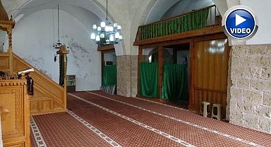 800 yıllık tarihi cami zamana direniyor