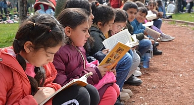 Açık havada kitap okudular
