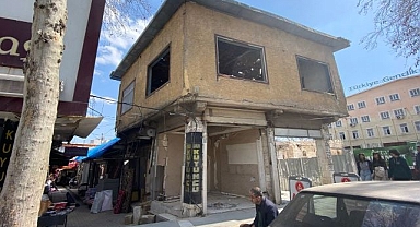 Ağır hasarlı bina vatandaşları korkutuyor