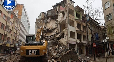 Ağır hasarlı yapıların yıkımı sürüyor   