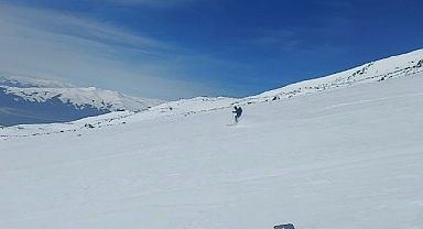 Alman dağcılardan zirvede kayak keyfi