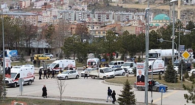 Ambulans kaldırıma çarptı