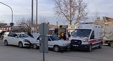 Ambulansa yol vermek isterken kazaya neden oldu