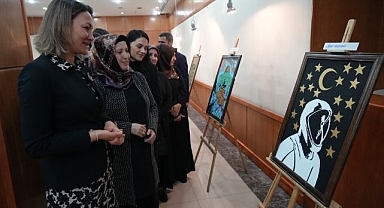 Atık kartonlardan sanat yapıyor
