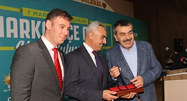Bakan Tekin’e Oltu taşı tesbih hediye ettiler