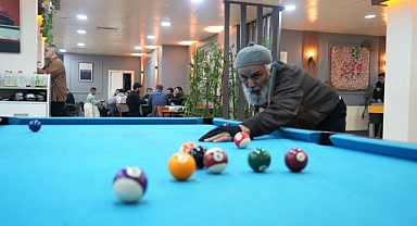 Bilardo tutkusuyla gençlere taş çıkartıyor