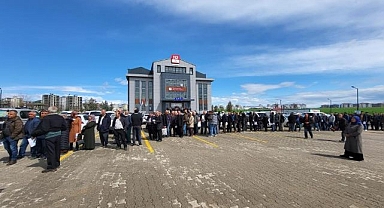 Binlerce kişi müdürlük önüne koştu!