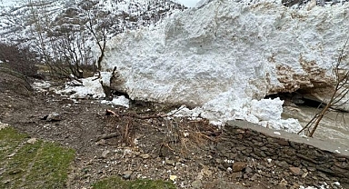 Çığ düştü, yol kapandı!