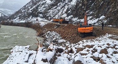 Çığın kapattığı yol ulaşıma açıldı