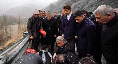 Destici, kazazedeye yardım etti