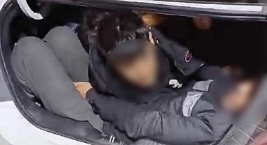 Durdurulan aracın bagajından çıktılar