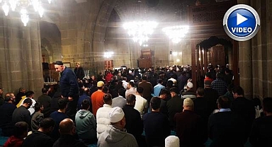 Erzurum'da camiler ilk teravihte doldu taştı