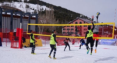 Erzurum'da kar voleybolu heyecanı