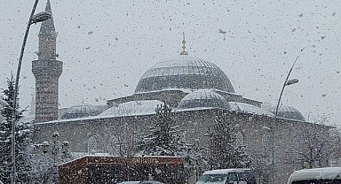 Erzurum’da kar yağışı 147 köy yolunu ulaşıma kapattı