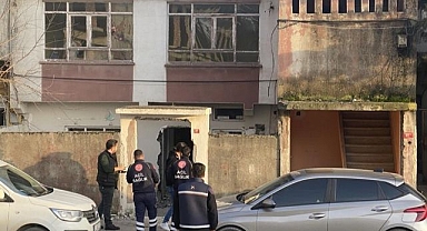 Evden kaçan genç hasarlı binaya sığındı