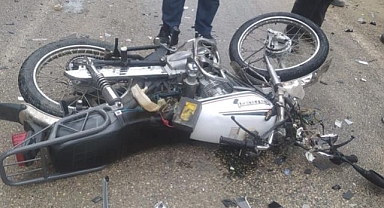 Hafif ticari araç ile motosiklet çarpıştı