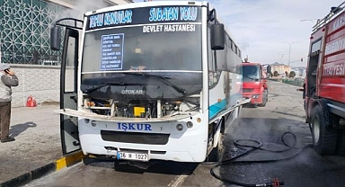 Hareket halindeki dolmuş alev aldı