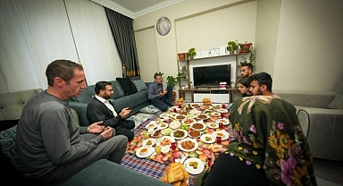 Şehit ailesinin evinde iftar yaptılar