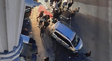 İki araca çarpan panelvan, iş yerine girerek durabildi
