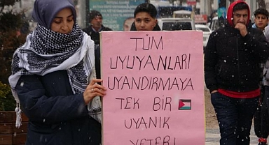 İki kardeş her gün aynı yerde saatlerce bekliyor