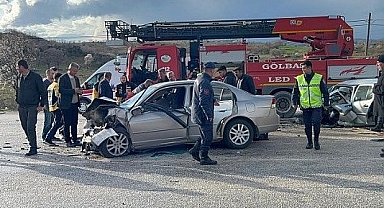 İki otomobil birbirine girdi: 1 ölü, 3 yaralı