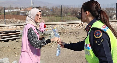 Jandarma ekipleri kadınları unutmadı