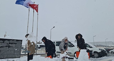 Kadınlar kar küreyerek spor yaptı