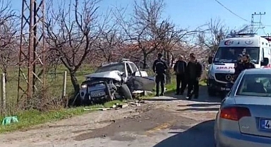 Kamyonet ile otomobil çarpıştı!