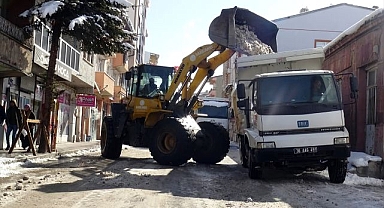 Kar kütleleri kamyonlarla ilçe dışına taşınıyor