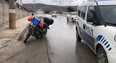 Kayganlaşan yolda devrildi!