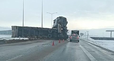 Kayganlaşan yolda meyve yüklü tır devrildi