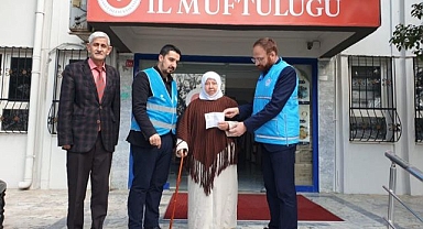 Kefen parasını bağışladı