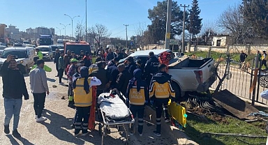 Kontrolden çıkan kamyonet refüje çıktı
