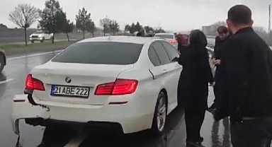 Kontrolden çıkan otomobil bariyerlere çarptı