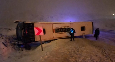 Kontrolden çıkan yolcu otobüsü yan yattı: 21 yaralı