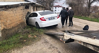 Kontrolden çıkıp evin duvarına girdi