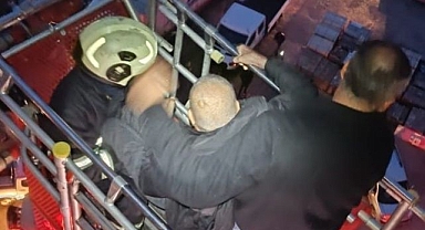 Korkutan yangında dumanlar binayı sardı