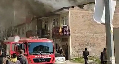 Korkutan yangında dumanlar göğe yükseldi