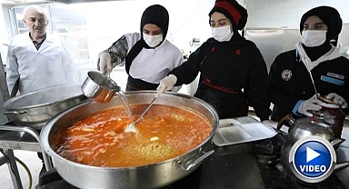 Liselilerden minik öğrencilere yemek hizmeti