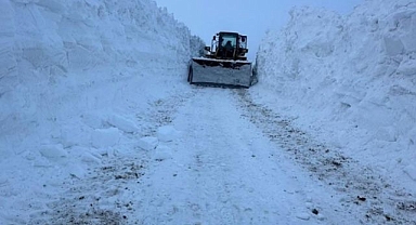 Mahalle yoluna çığ düştü