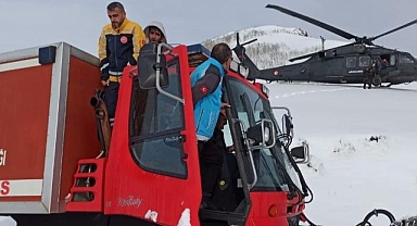 Mahsur kalan avcılar helikopterle kurtarıldı