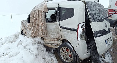 Minibüs ile kamyonet çarpıştı 1 kişi yaralandı