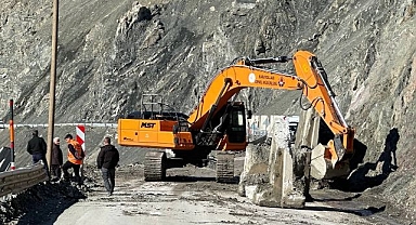 O yol heyelan nedeniyle ulaşıma kapandı