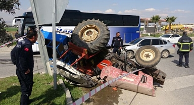 Otomobille çarpışan traktör ters döndü