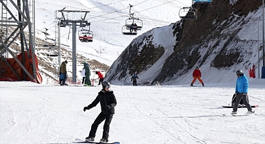 Palandöken dolup taşıyor